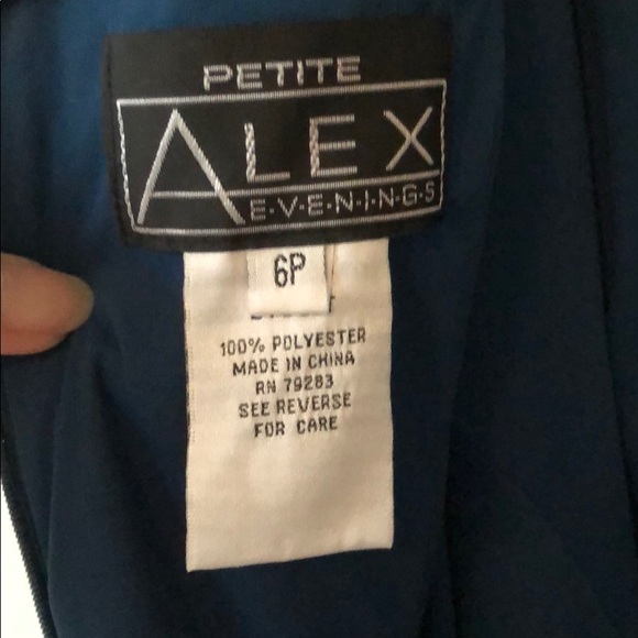 Elegant dress with waist accent - Picture 6 of 7